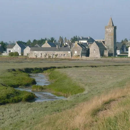 Charming On Idyllic Property, Near The Beach, Holiday home Denneville